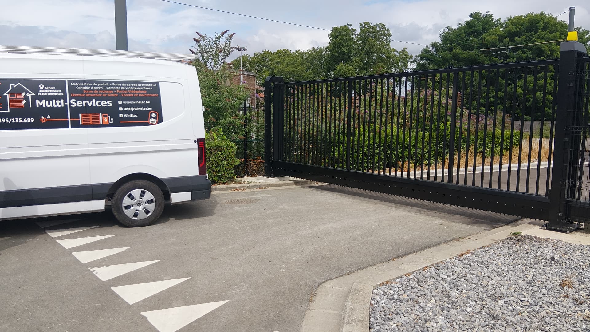 Camionnette WINELEC devant un portail coulissant automatisé