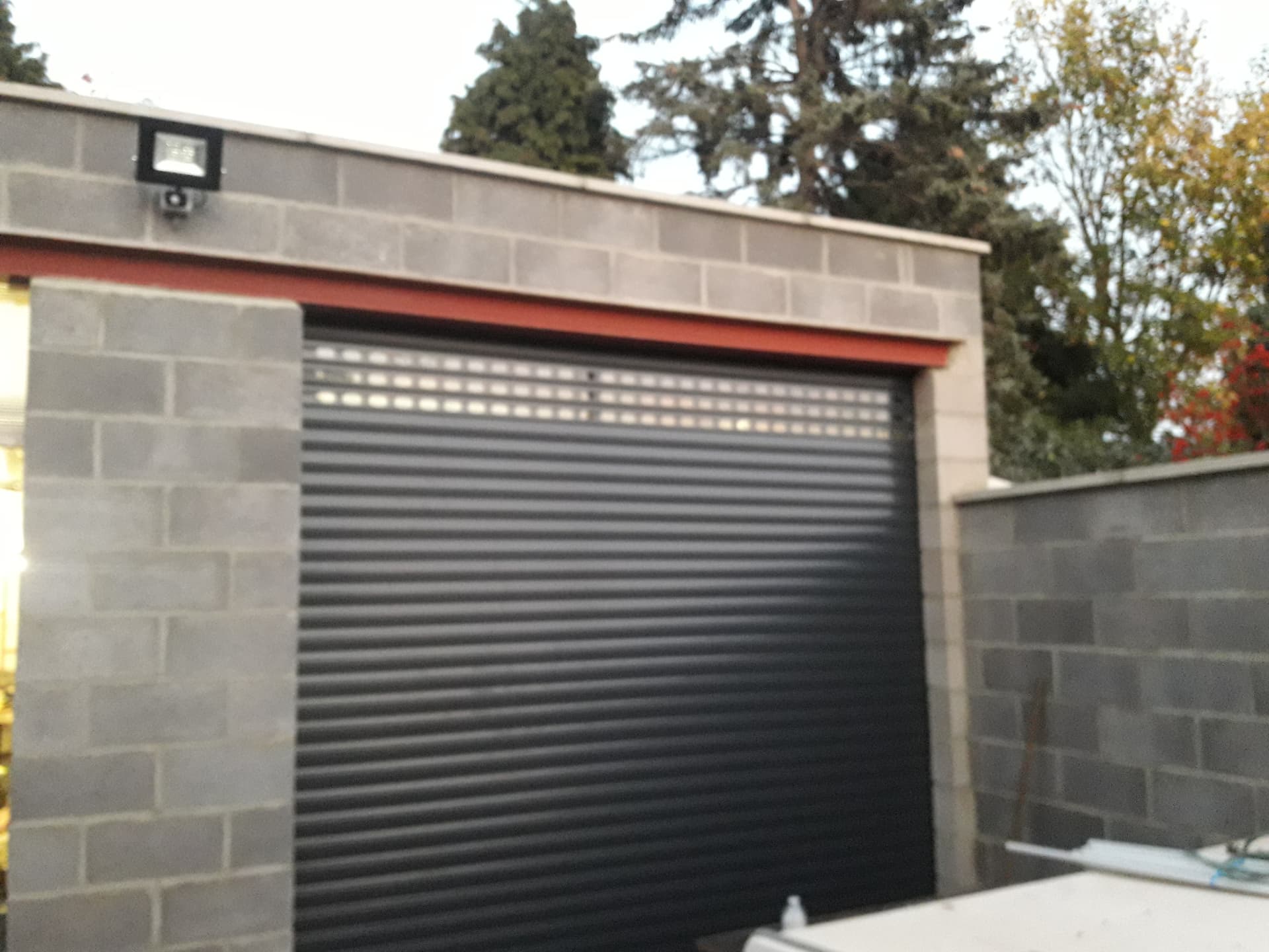 Porte de garage enroulable anthracite avec lames ajourées
