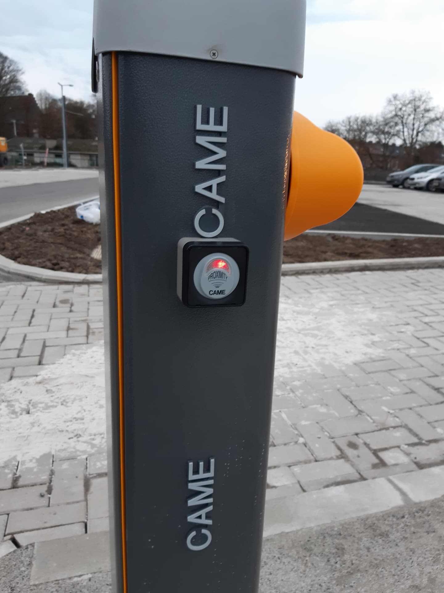 Lecteur de proximité CAME sur une barrière levante automatique