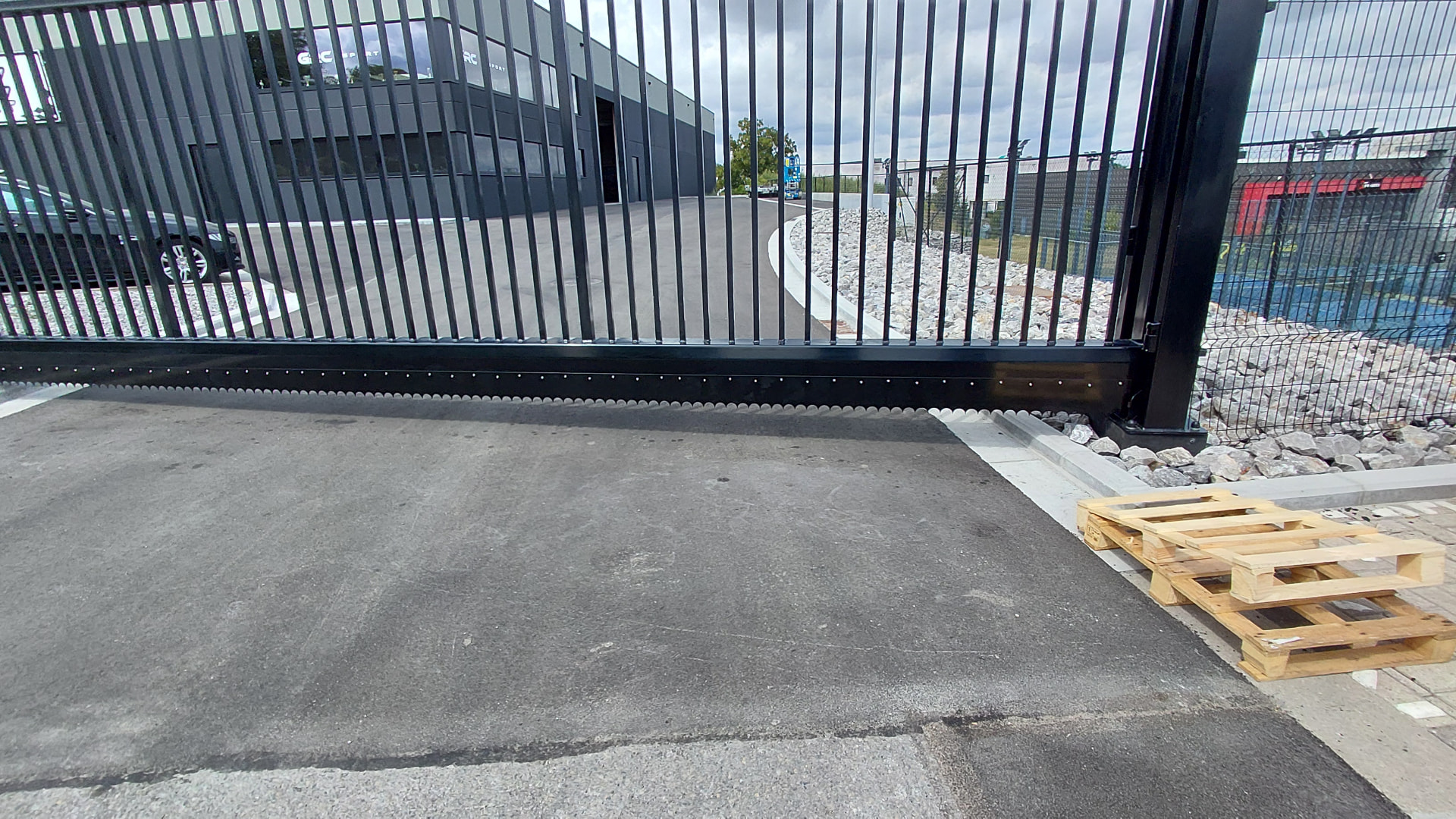 Crémaillère et motorisation d'un portail coulissant