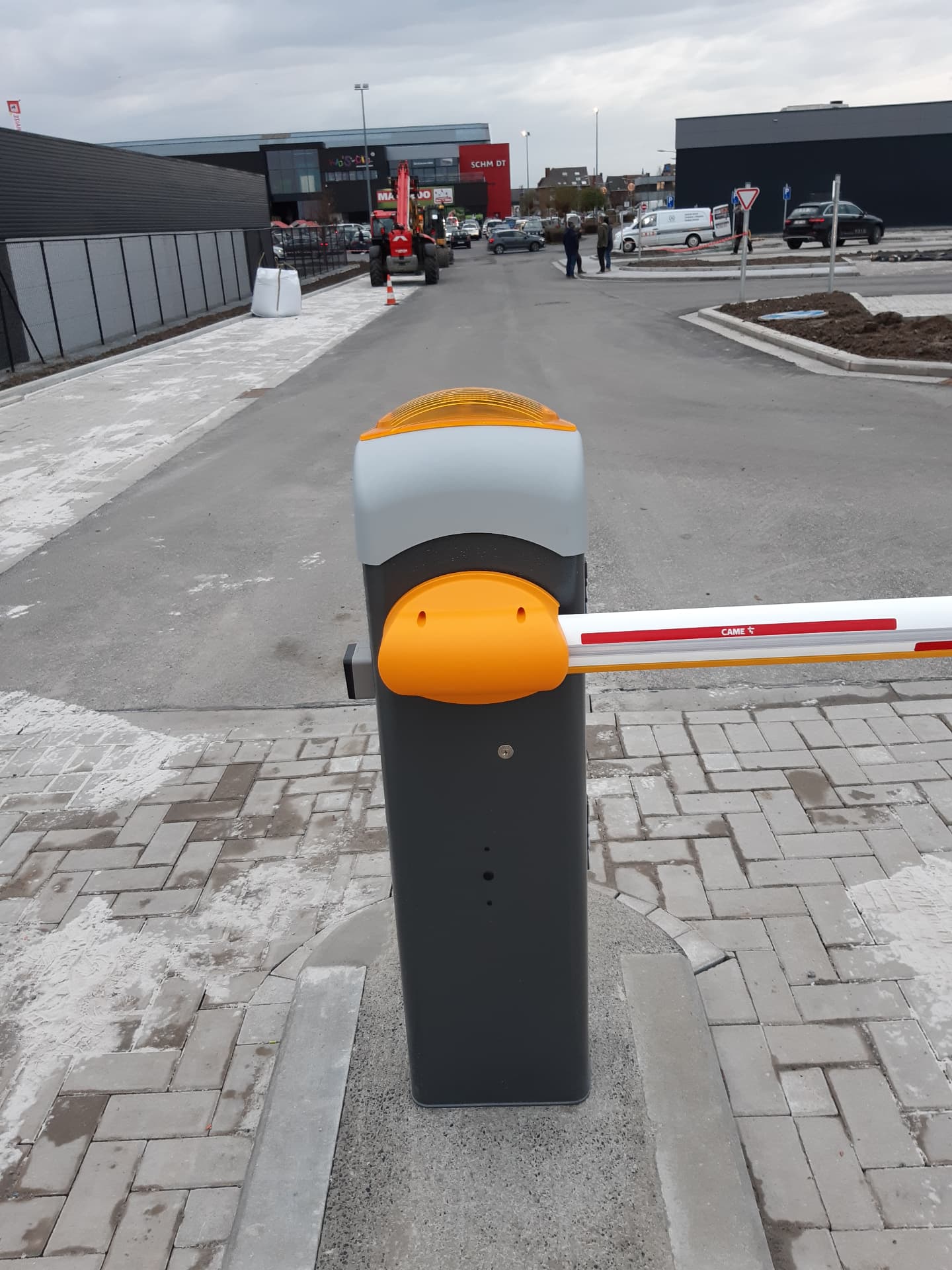 Barrière levante CAME avec lisse et feu clignotant orange