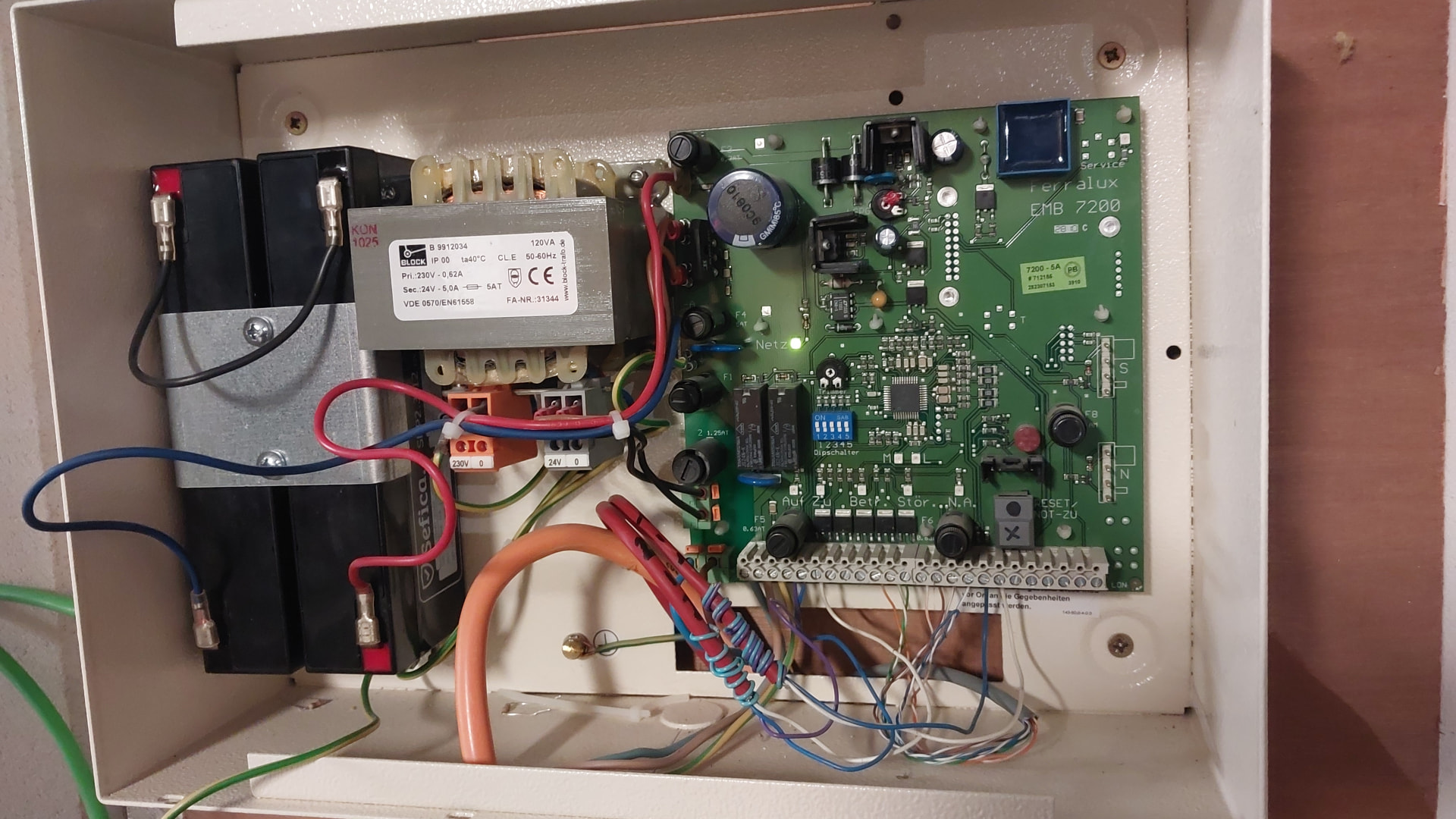 Centrale de désenfumage Ferralux EMB 7200 avec batteries de secours
