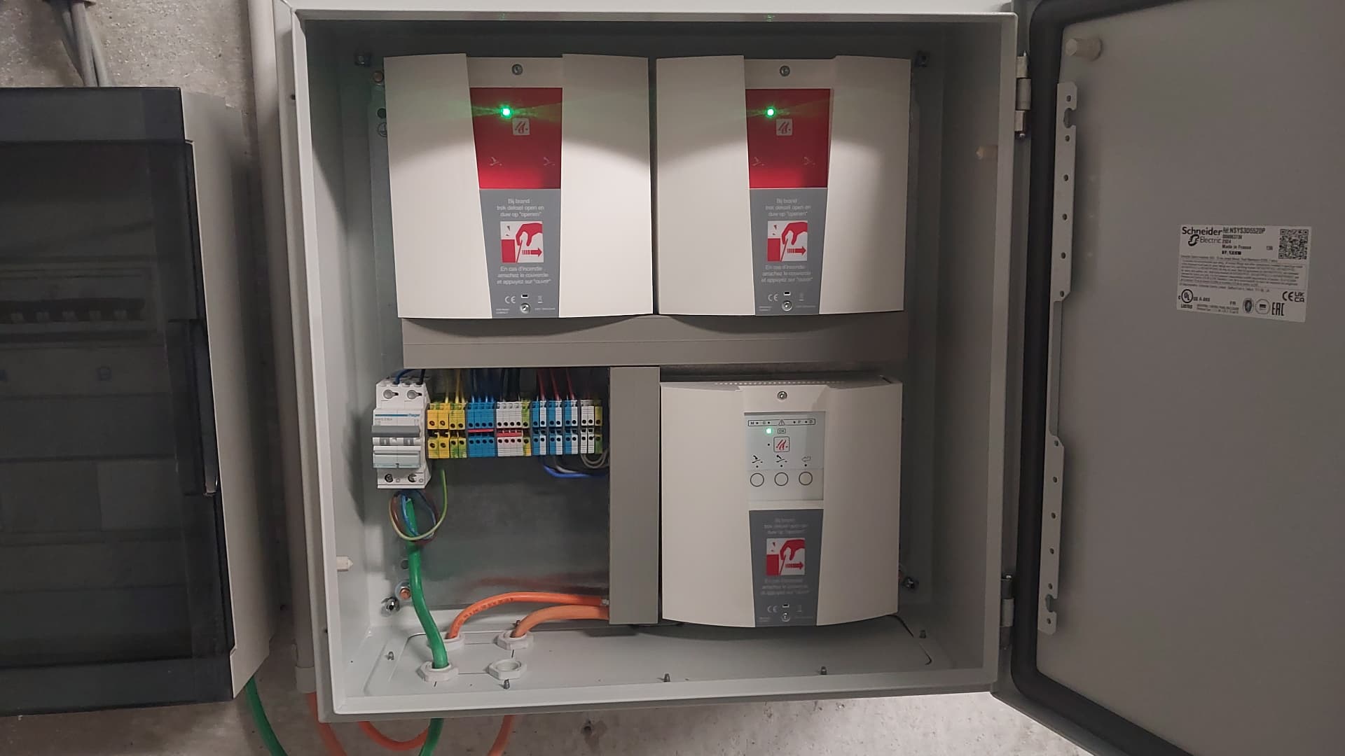Armoire de désenfumage Schneider avec centrales RWA et protections