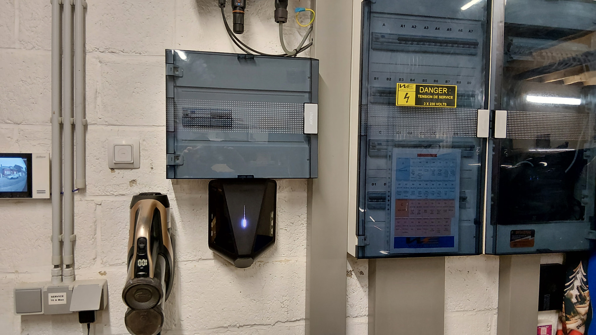 Coffrets électriques WinElec fermés alimentant la borne de recharge