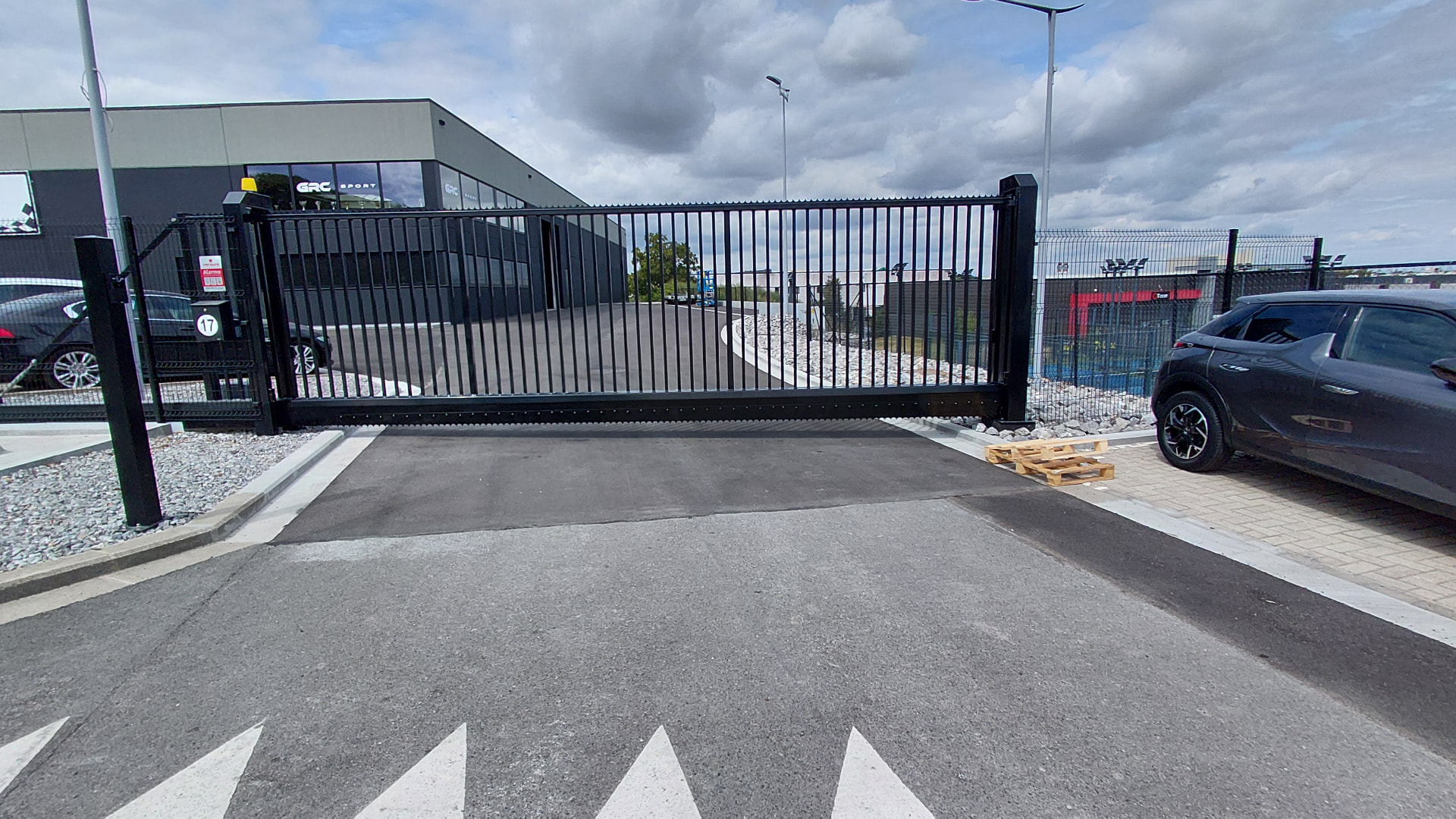 Portail coulissant industriel motorisé installé par WINELEC