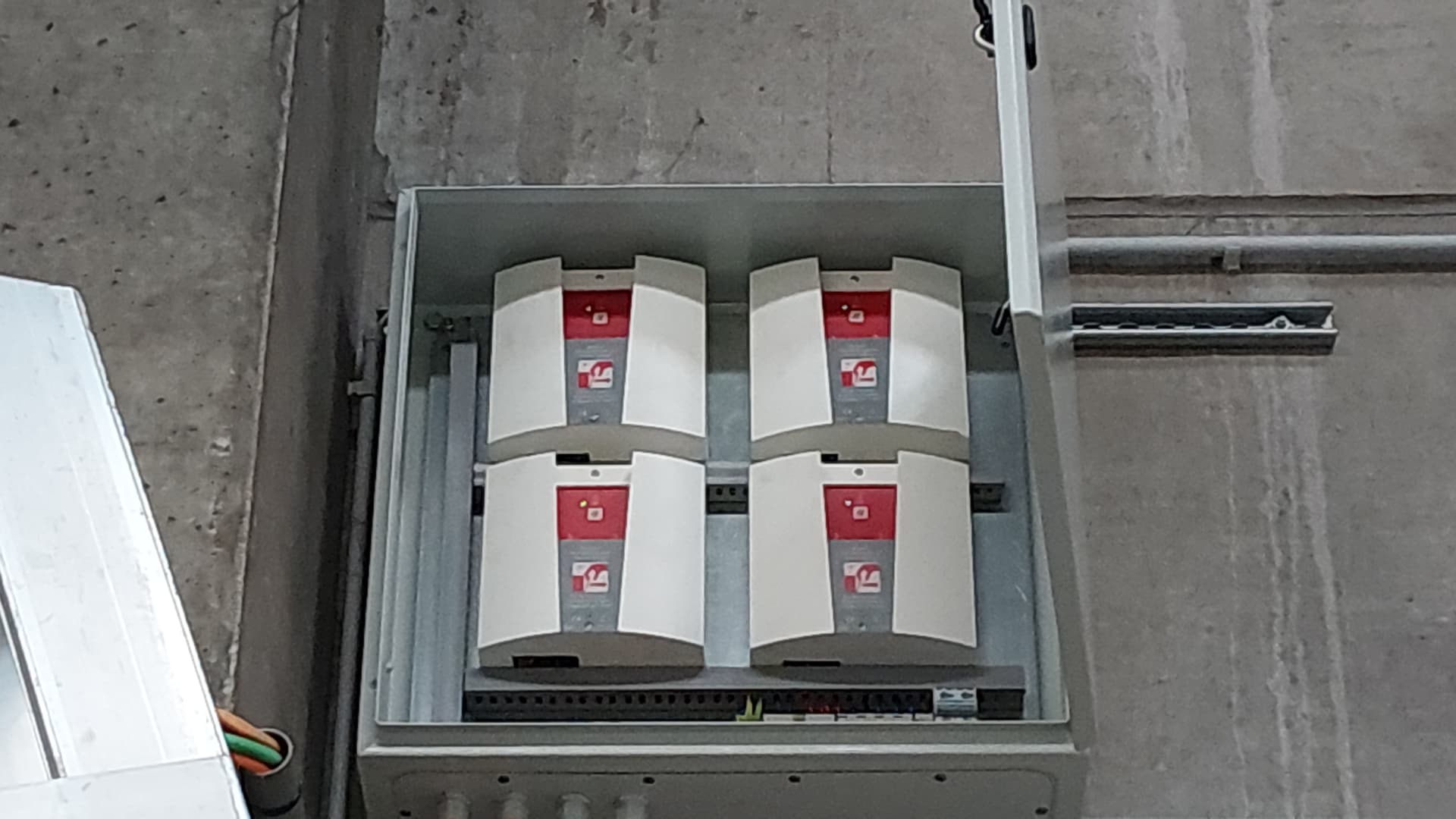 Coffret équipé de quatre centrales de désenfumage RWA