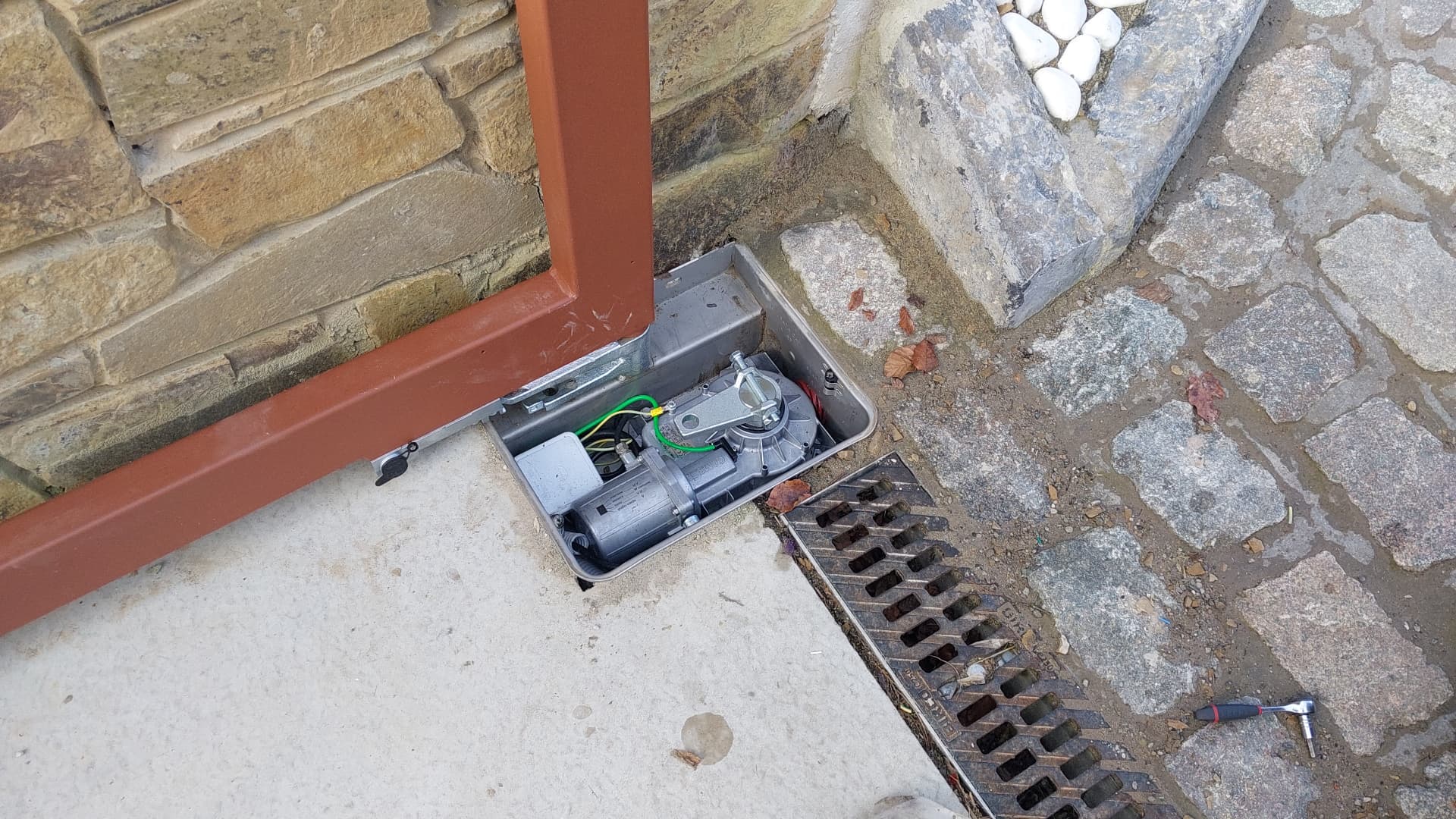 Motorisation enterrée pour portail battant, coffret ouvert