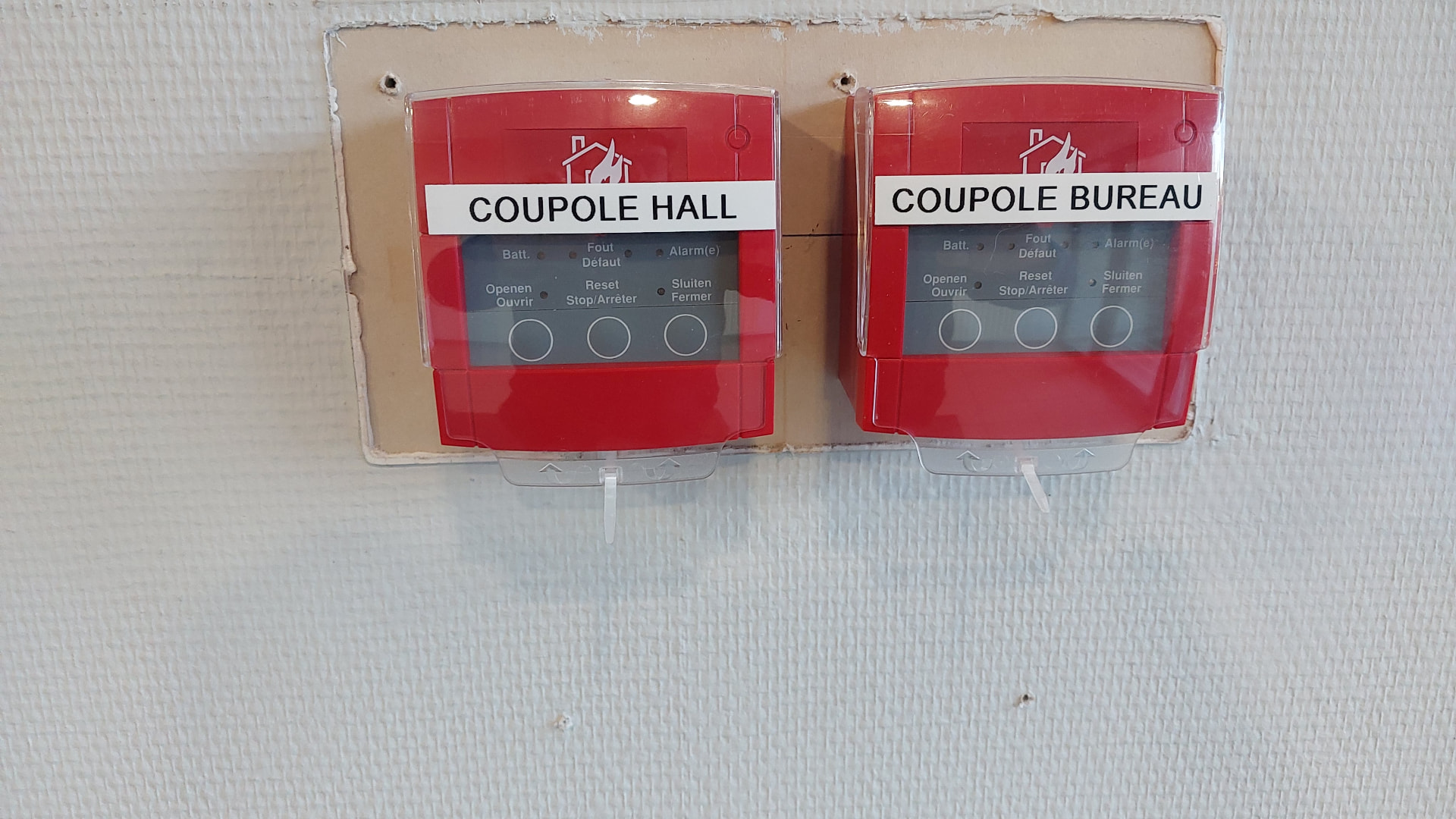 Boutons de commande d'exutoires Coupole Hall et Coupole Bureau