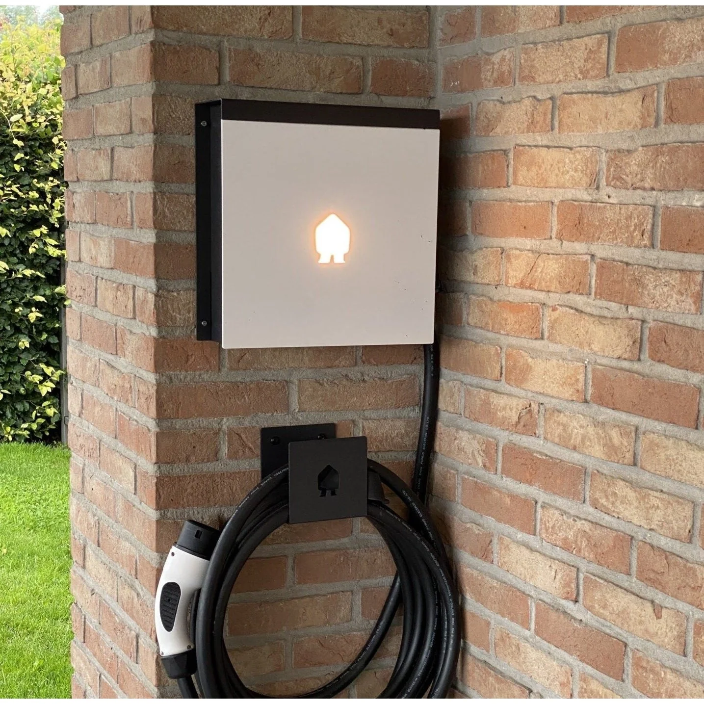 Borne de recharge Smappee installée sur un pilier en briques