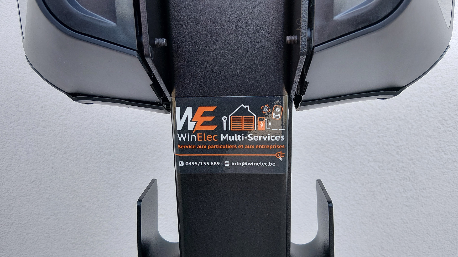 Détail de la borne de recharge avec l'autocollant WinElec Multi-Services