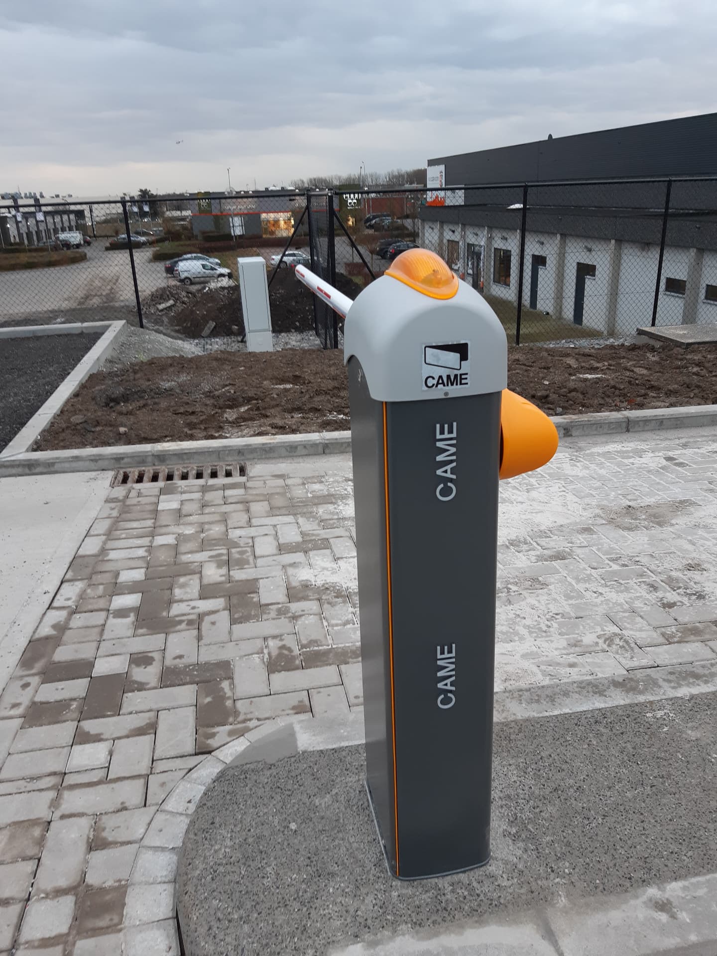 Barrière levante automatique CAME installée sur un parking