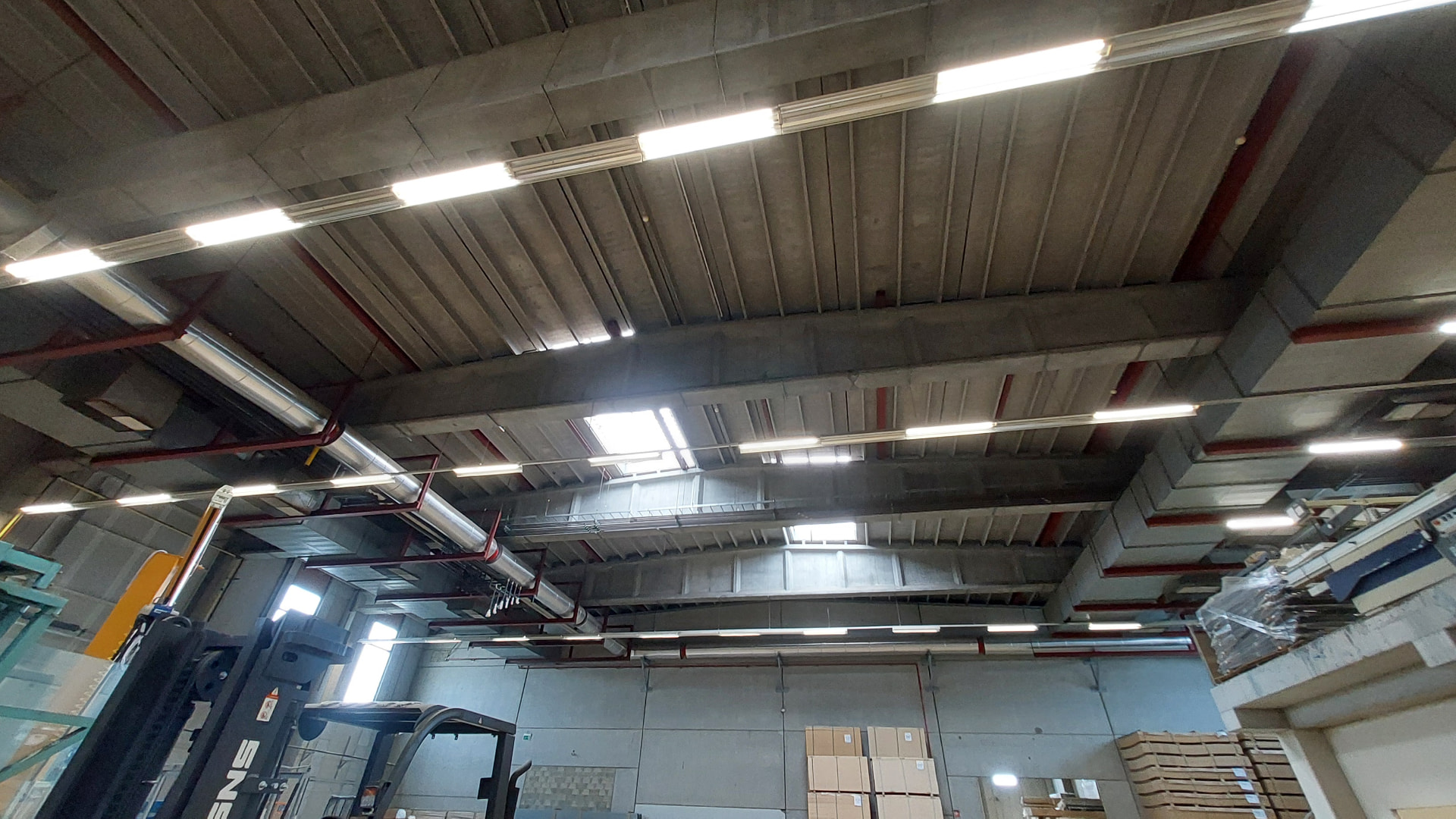 Coupoles de désenfumage en toiture d'un hall industriel éclairé