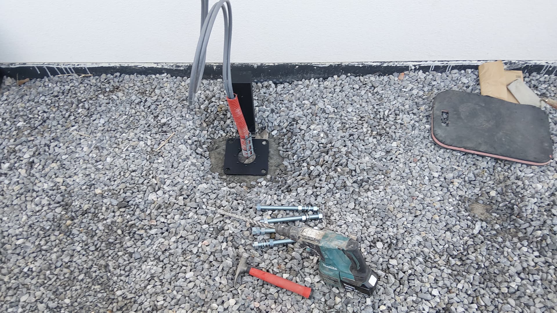 Pose du socle et raccordement du câble d'alimentation de la borne de recharge