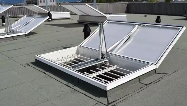 Exutoires de fumée ouverts sur toit plat, système RWA