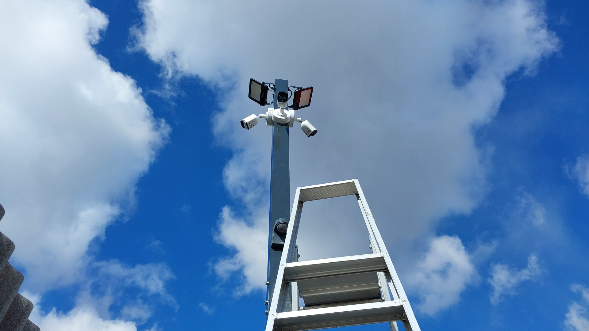 Mât de vidéoprotection avec caméras et projecteurs, installation WINELEC