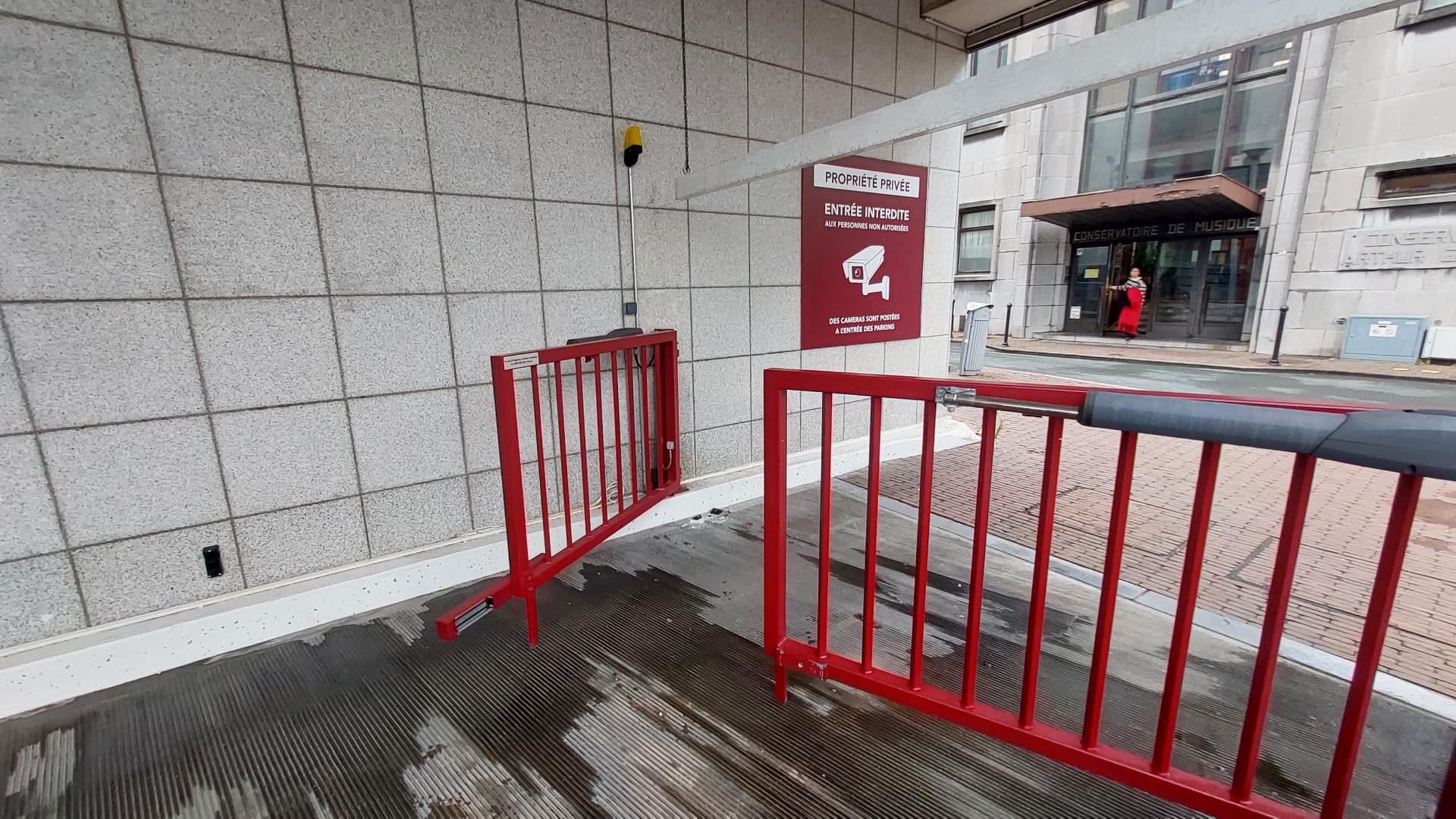 Barrière rouge d'accès parking avec portillon automatisé