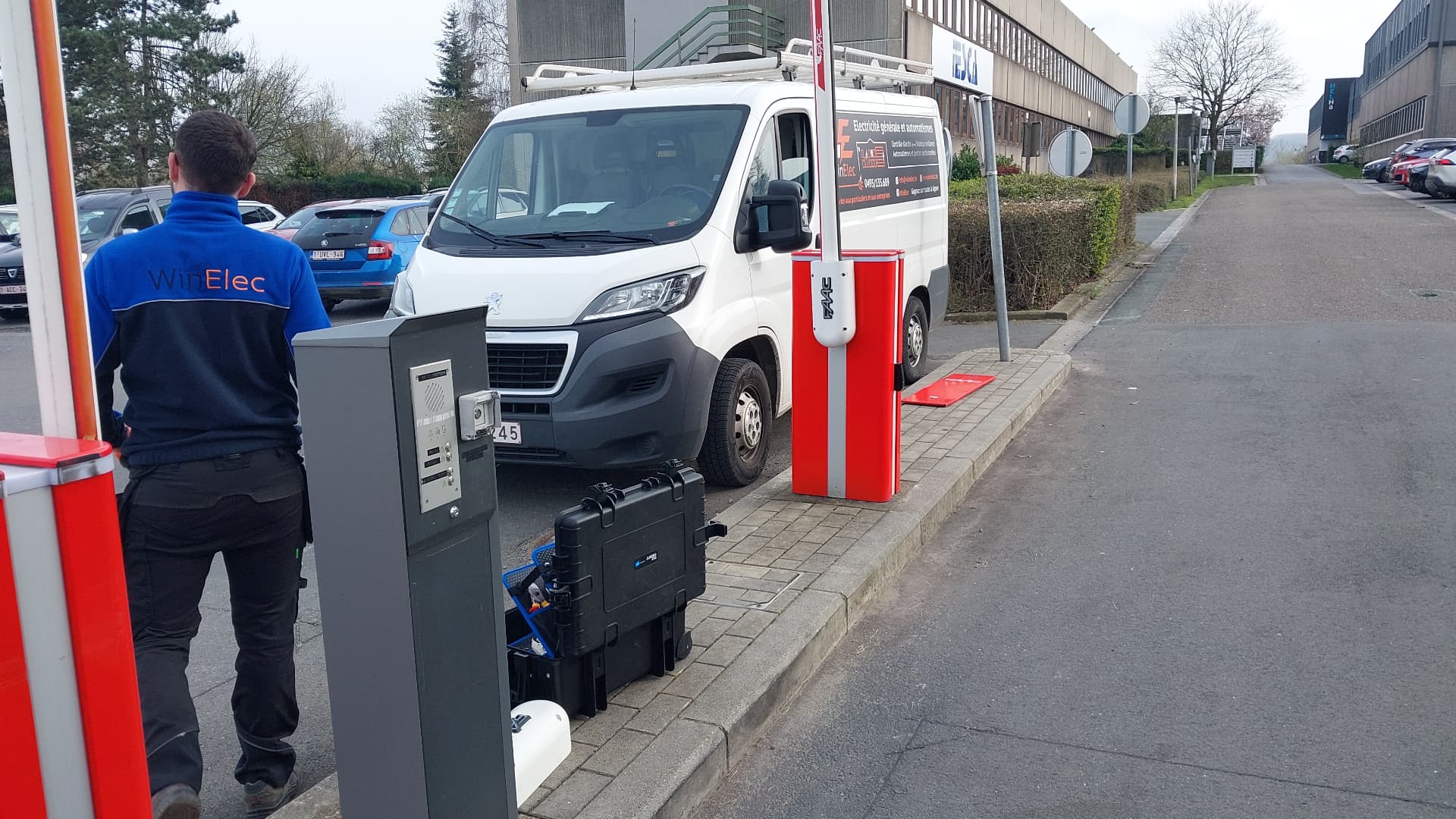 Technicien WINELEC intervenant sur une barrière levante FAAC