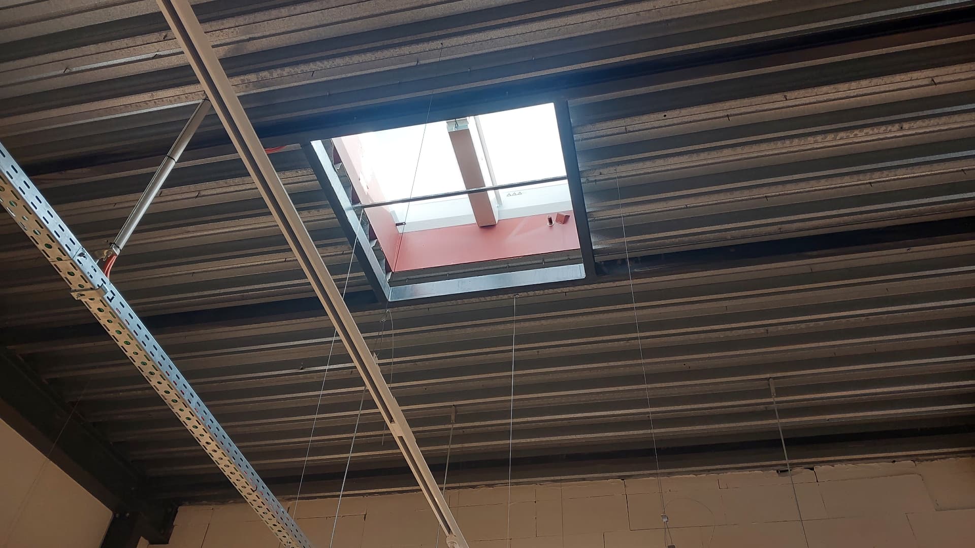 Exutoire de fumée ouvert vu depuis l'intérieur d'un hall industriel