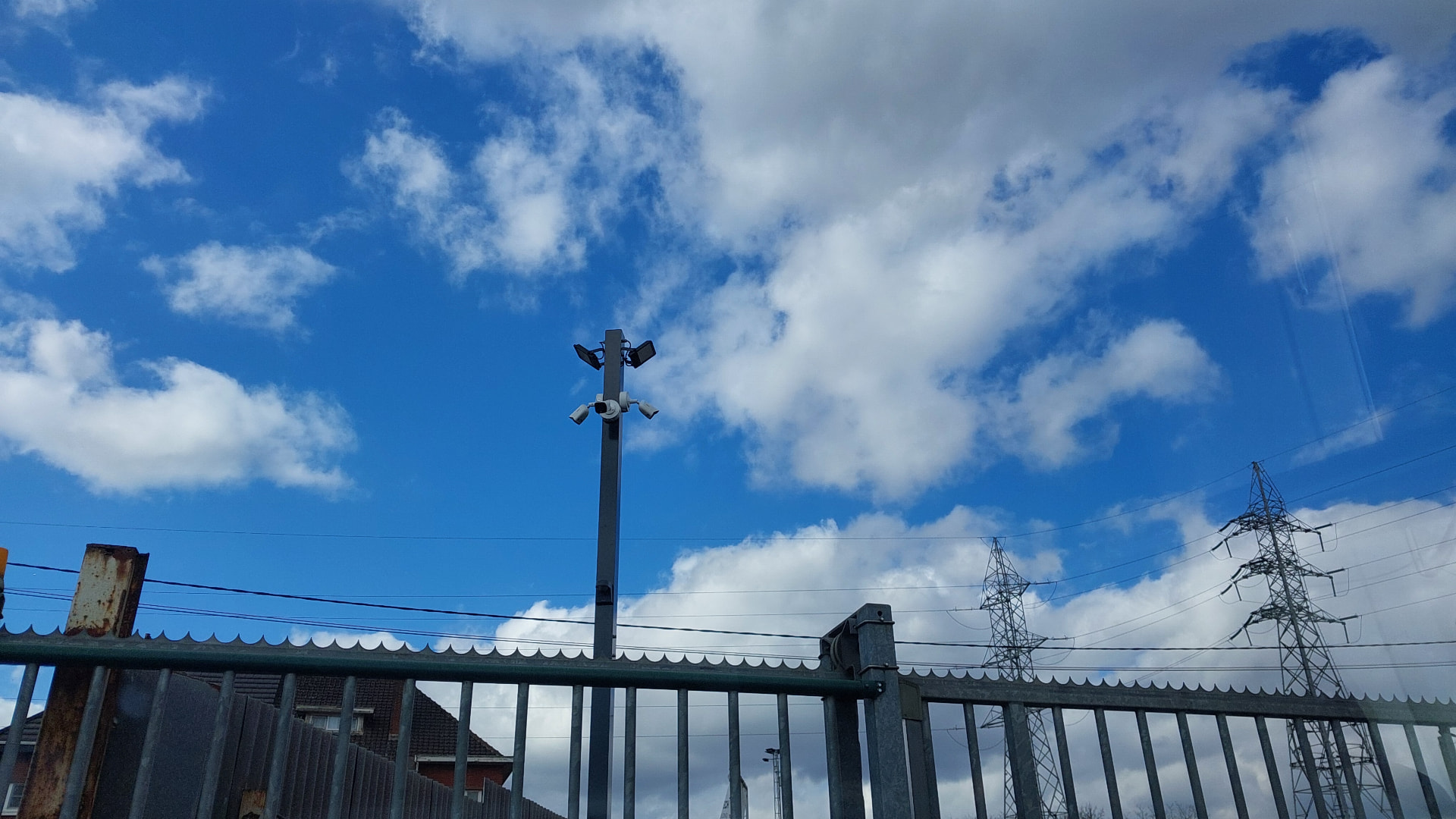 Mât de surveillance sur site industriel, vue d'ensemble