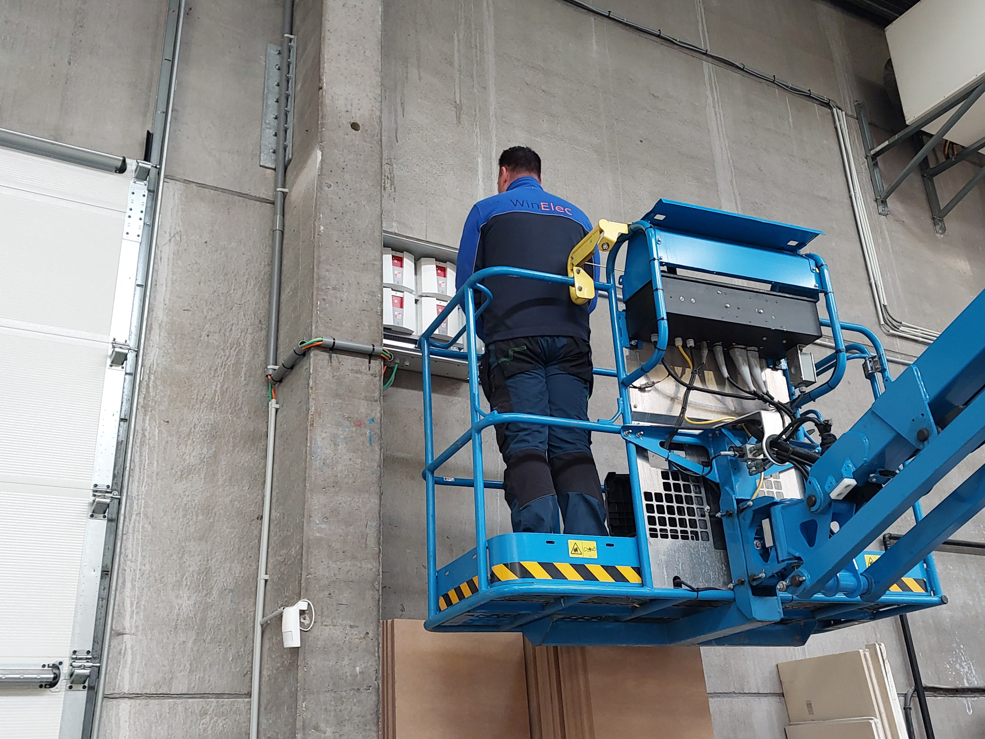 Technicien WINELEC en nacelle contrôlant un exutoire de fumée