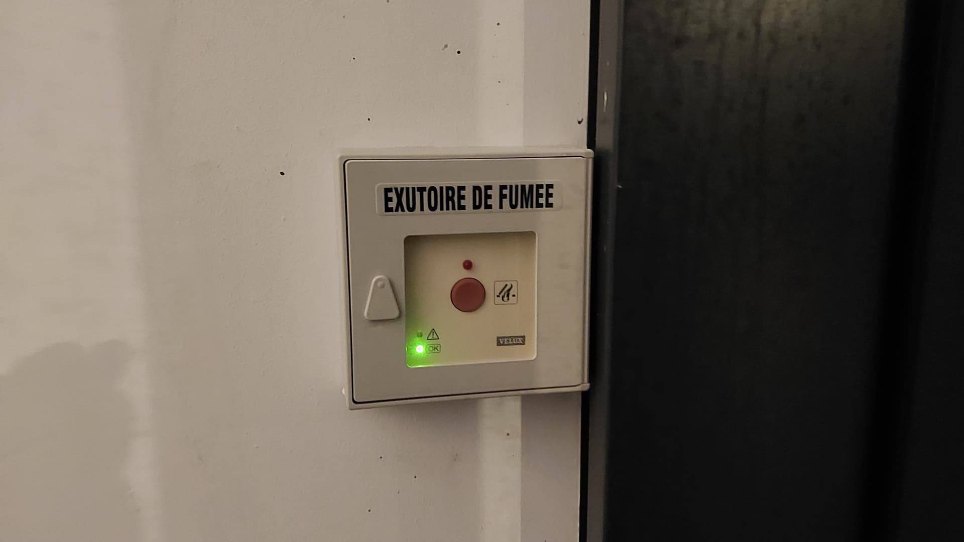 Bouton de déclenchement d'exutoire de fumée en état de veille