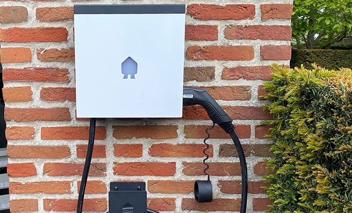 Borne de recharge Smappee avec câble type 2 sur un mur en briques