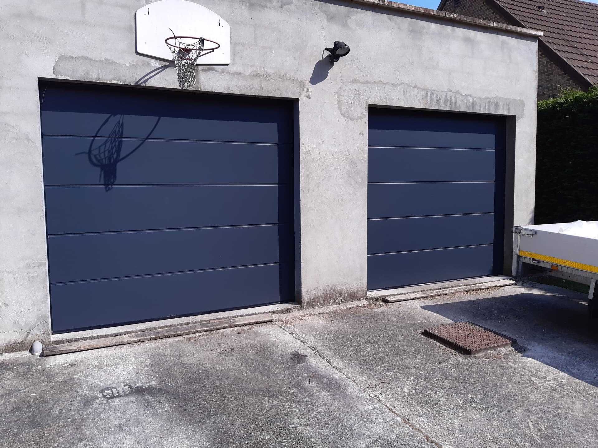 Deux portes de garage sectionnelles anthracite installées par WINELEC