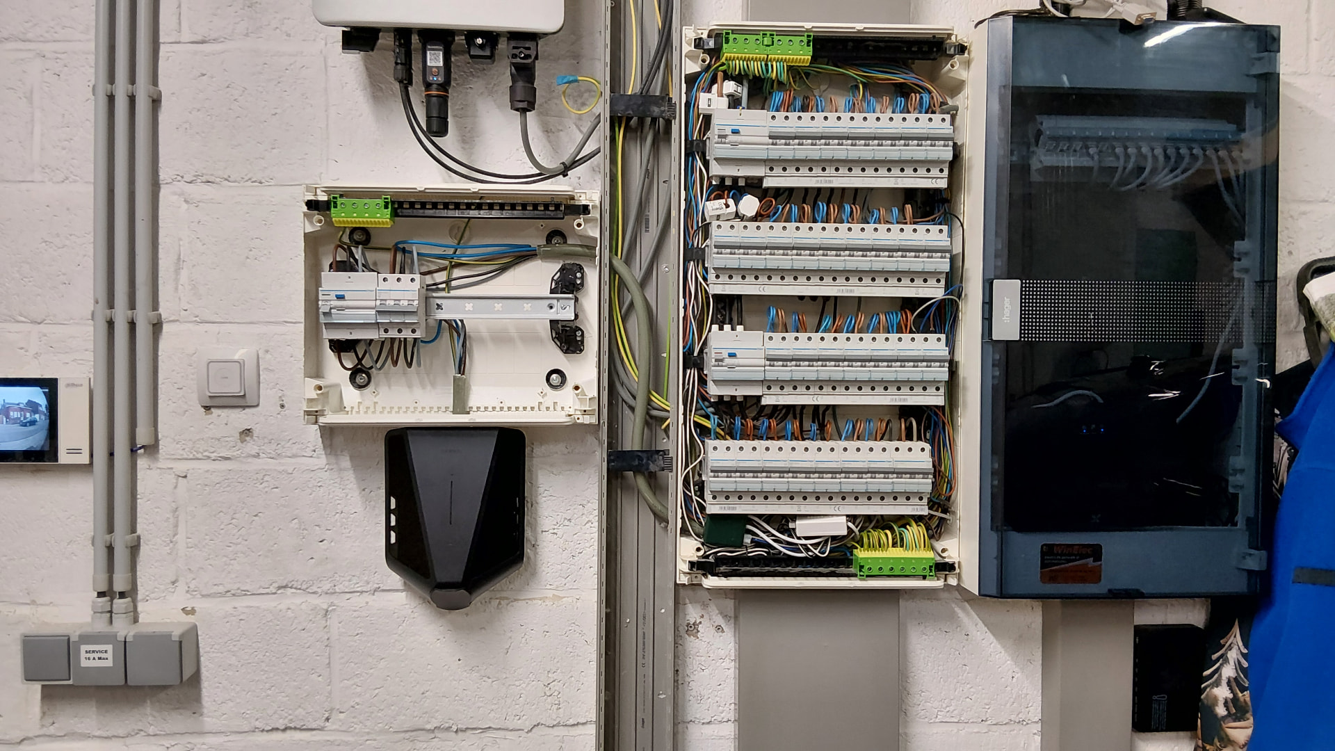 Tableau électrique ouvert avec protections dédiées à la borne de recharge