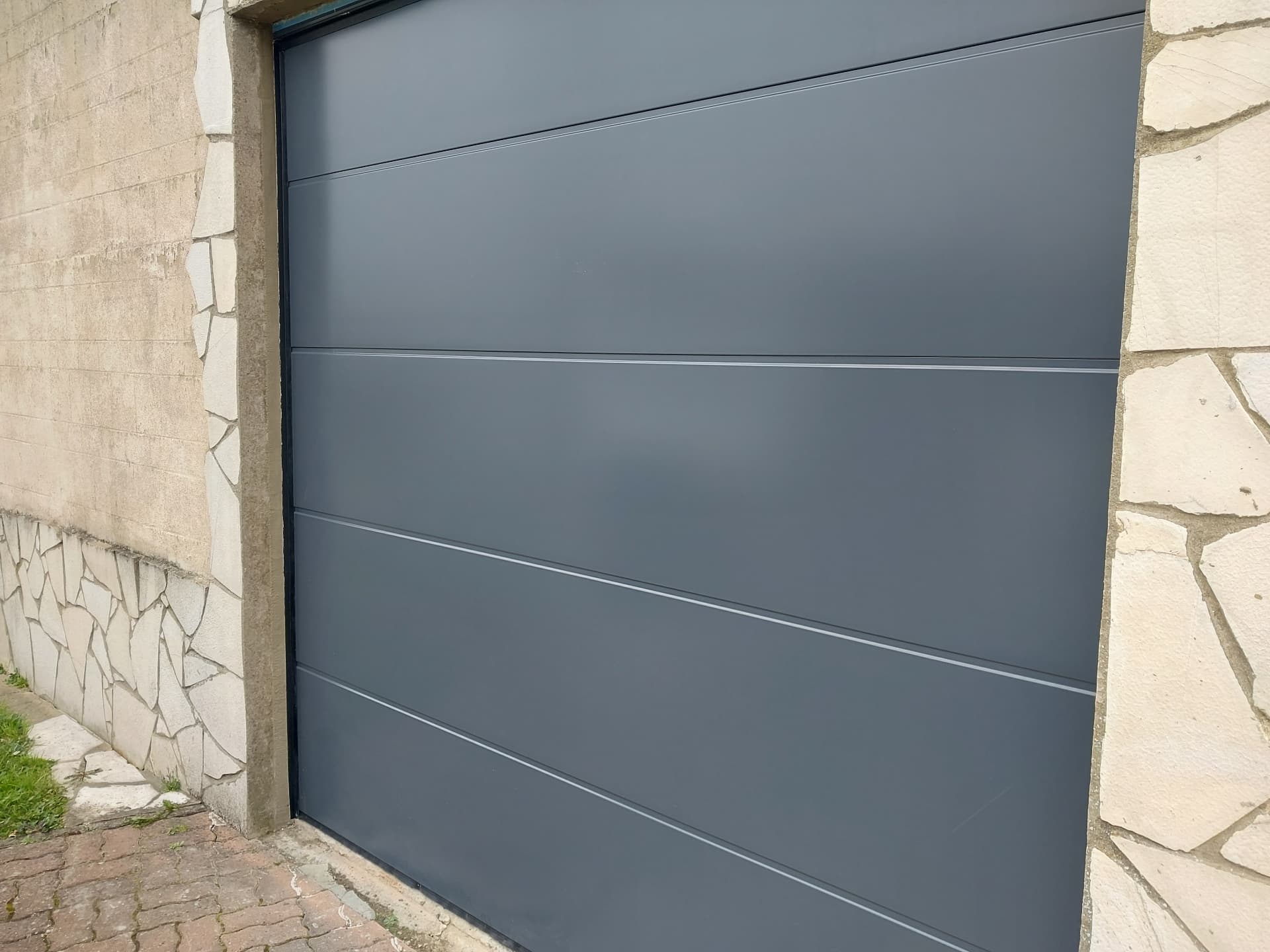 Porte de garage sectionnelle anthracite à panneaux lisses